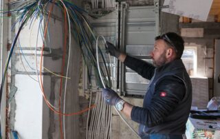 Elektryk układający przewody