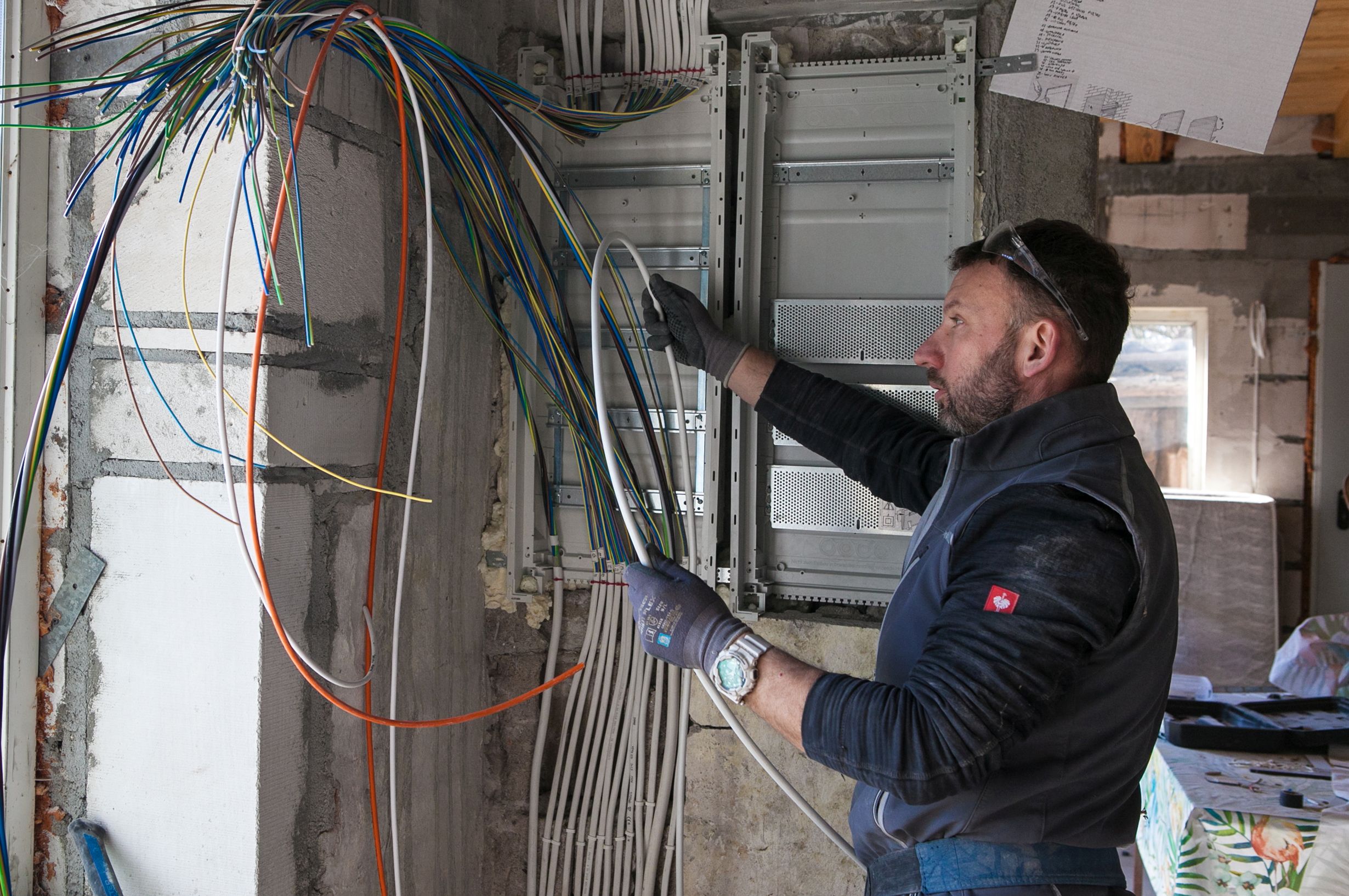 Elektryk układający przewody